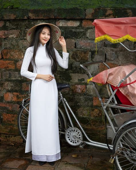 ao dai a woman wearing the traditional vietnamese ao dai p… flickr