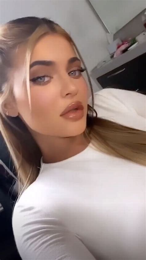 Kylie Jenner Accused Of Another Photoshop Fail As Fans Spot Editing