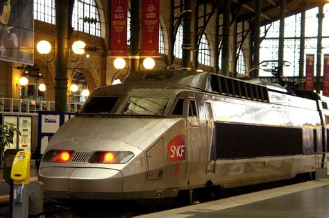 ユーロスター・イタリア (treni eurostar italia, es*) は、イタリアを走る高速列車。かつてはイタリア国鉄 (ferrovie dello stato)、現在は民営会社であるトレニタリアが運行する。 ユーロスター by 輝 （ID：446821） - 写真共有サイト:PHOTOHITO