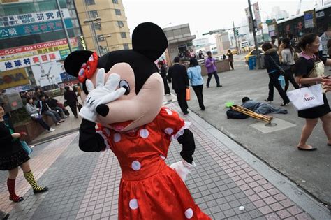 Video Minnie Mouse Unmasks Brawls With Security Guard On Las Vegas