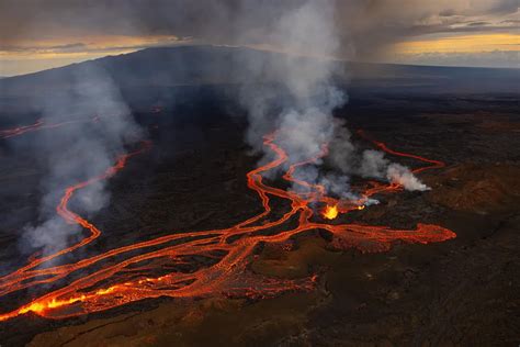 Hawaiis Mauna Loa Volcano Erupts For The First Time Since 1984