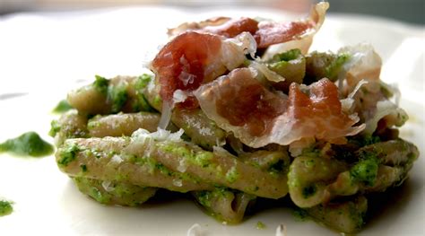 La pasta cavolfiore e guanciale è un primo piatto dal gusto sfizioso, facile e veloce, perfetto per i menu della stagione invernale. Calamarata al Pesto di Basilico e Pistacchi con Guanciale ...