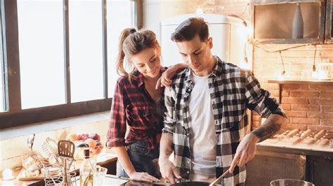 Romantis Banget Cara Suami Siapkan Makanan Untuk Istrinya Ini Bikin Baper