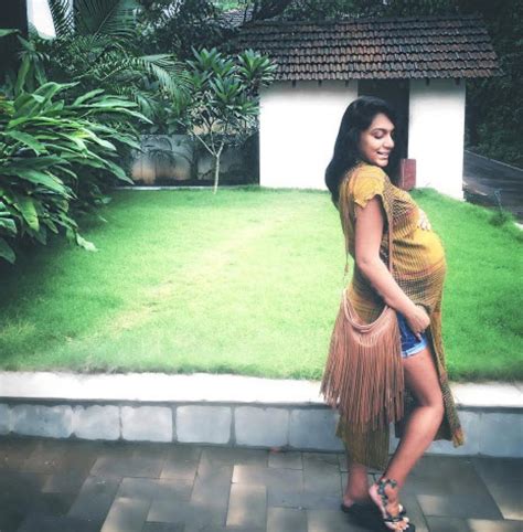 Shveta Salve Is Killing It In A Bikini After Losing Her Post Pregnancy