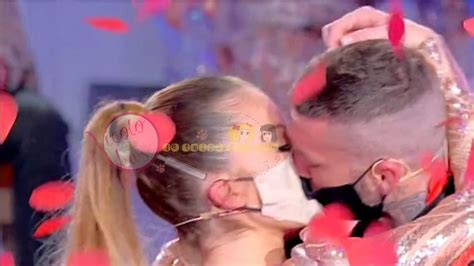 La giovanissima tronista di uomini e donne, sophie codegoni, ha fatto la sua scelta. 'Uomini e Donne' Le prime parole del dopo-scelta di Sophie ...