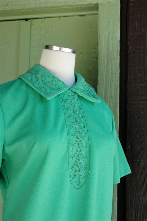 1960s green shift dress with leaf inspired design … gem