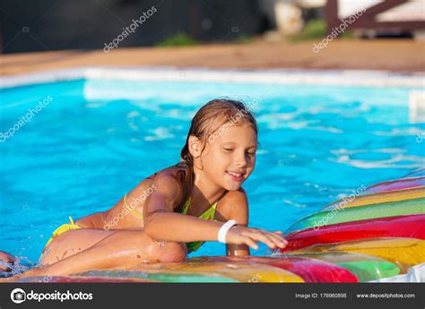 Kleines Mädchen Spielt Und Hat Spaß Im Schwimmbad Mit Luftmatte Stockfotografie Lizenzfreie