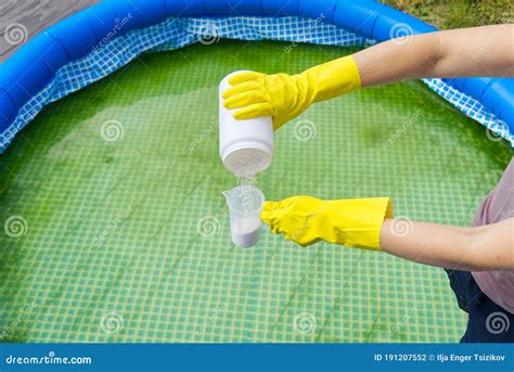 Addition Of Chlorine Powder For The Pool To Remove Algae And Disinfect Water Inflatable