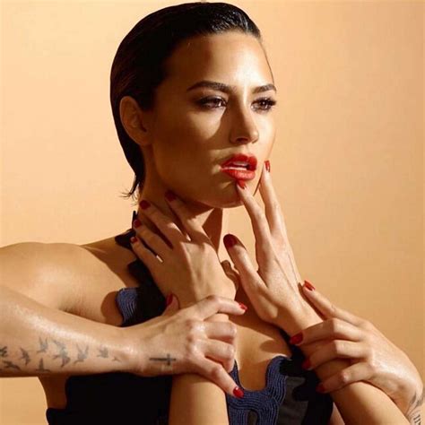 ONON NEWS Demi Lovato faz nova tatuagem Conheça a coleção