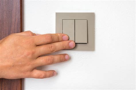 Installed 4 recessed lights in the kitchen, and wired a single pole dimmer switch â placing a new box in the kitchen for the dimmer switch. The Best Dimmer Style for Recessed Lighting