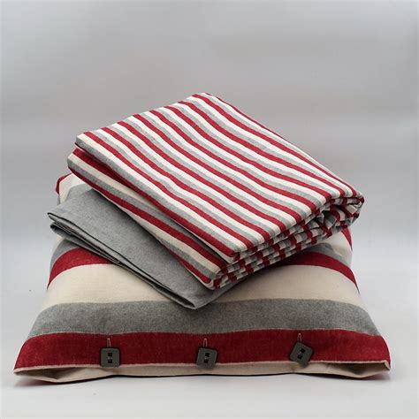 Fotografia in bianco e nero. Lenzuola letto singolo in flanella a righe rosse/grigie - Shop Online Biancheria Govina