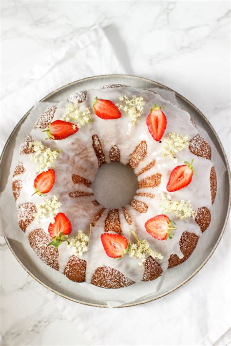 Beim limettenkuchen zum anrühren des gusses den limettensaft mit rum vermischen. Rezept für einen Limetten Joghurt Kuchen mit ...