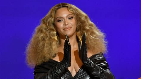 Beyonce Shares Bts Photos From Her History Making Night At 2021 Grammys