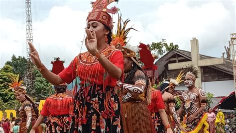 Foto Parade Nusantara Imt Tampilkan Tarian Khas Papua Dipaduh