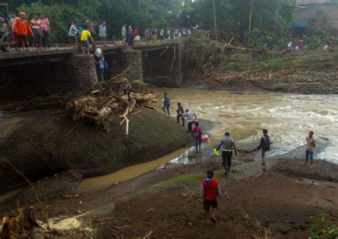 Death Toll From Indonesia Floods Landslides Climbs To 68 Asia News Asiaone