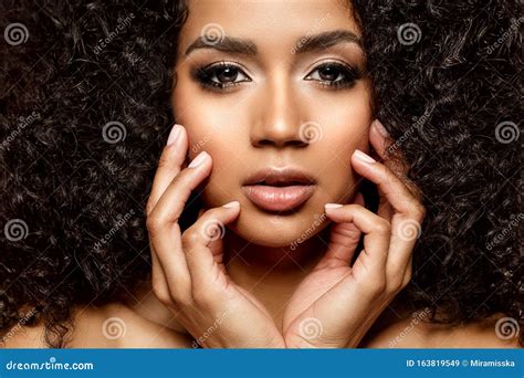 Mujer De Piel Negra De Belleza Cara Africana De Etnia Africana Joven