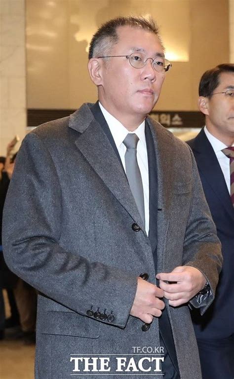정 회장은 김제덕을 직접 만나 향후 장래를 위해서 영어 공부 열심히 하라며 덕담을 건넸다. 정의선 수석부회장, '190억 규모' 현대차·모비스 주식 매입 "책임 ...