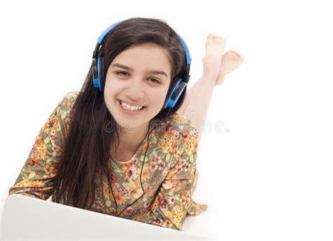 Adolescente En Auriculares Que Escucha La Música Imagen De Archivo Imagen De Adolescente