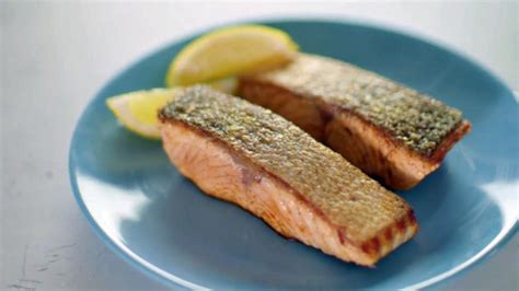 Cook for 3 minutes before flipping each fillet over and cooking for an additional 3 to 4 minutes. How to cook salmon recipe - BBC Food