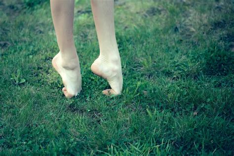 Beautiful Slim Female Feet On Grass — Stock Photo © Svyatoslavlipik