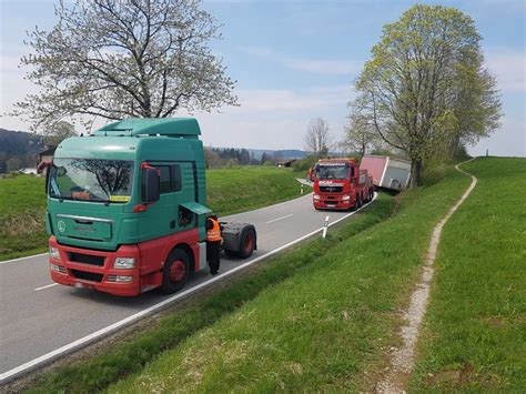 Sattelzug Auflieger L St Sich Pl Tzlich Und Rollt In Graben