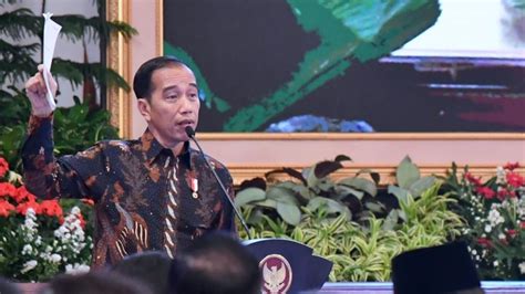Jokowi lahir di surakarta pada 21 juni 1961 dari pasangan noto mihardjo dan sudjatmi. Ekonomi Lagi Down, Pak Jokowi Tidak Akan Mengerem Belanja ...