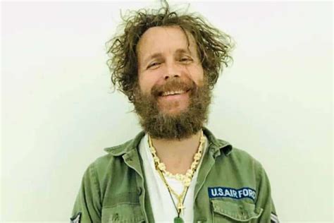 Show man dalla personalità travolgente, pacifista impegnato, ma soprattutto talento vulcanico e trasformista. Avete mai visto dove vive Jovanotti? Casa colorata e vintage