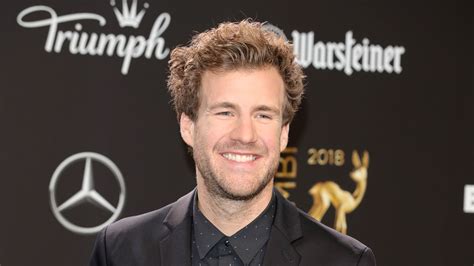 His birthday, what he did before fame, his family life, fun trivia facts, popularity he is the son of canadian actor and comedian bill mockridge and italian actress and comedian margie. Film-Debüt: Komiker Luke Mockridge wird jetzt Netflix-Star ...