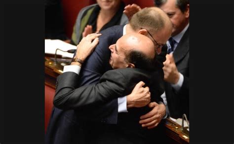 «noi avevamo indicato sia giuliano amato che enrico letta. Bersani in aula: Caloroso abbraccio con l'ex premier Letta ...