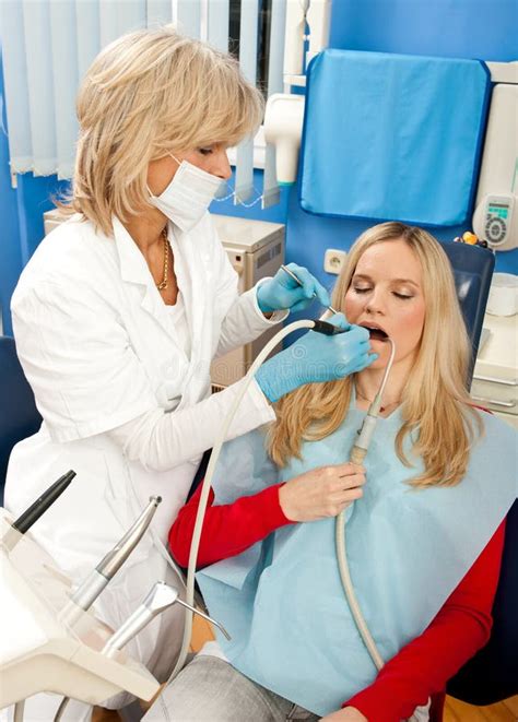 Dentiste De Femme Avec Le Patient Mâle Image Stock Image Du Contrôle Bouche 24572543