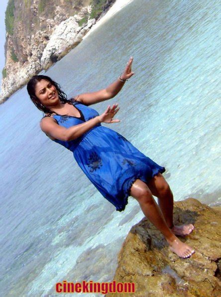 Tamil Actress Malavika Sexy Bathing Show