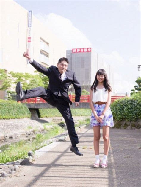 日本で父と娘の面白写真が流行 父が変なポーズで飛ぶ 中国網 日本語