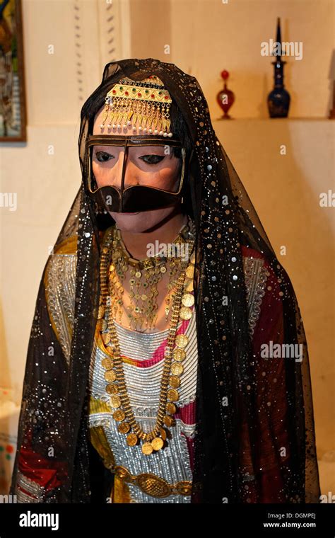 Mariée arabe portant un costume traditionnel et coiffe life size