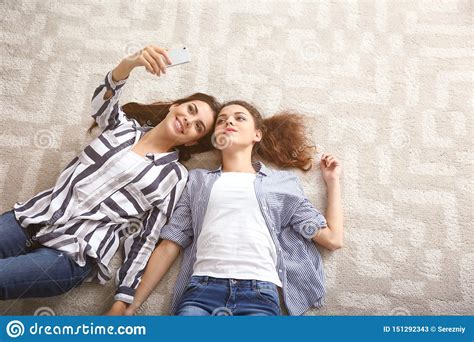 Pares Lesbianos Jovenes Felices Que Toman El Selfie En Casa Imagen De Archivo Imagen De