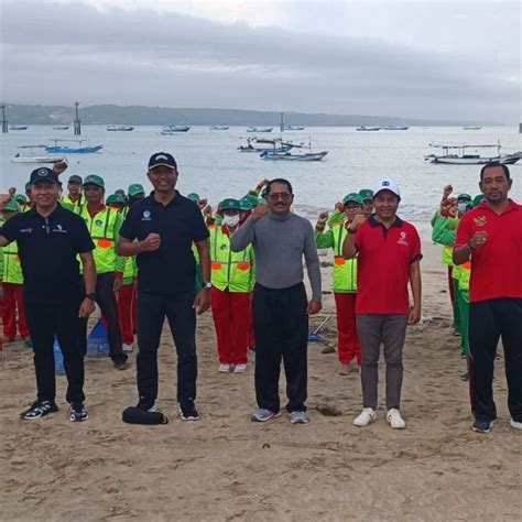 Kegiatan Sekala Bersih Bersih Pantai Dalam Rangka Perayaan Rahina