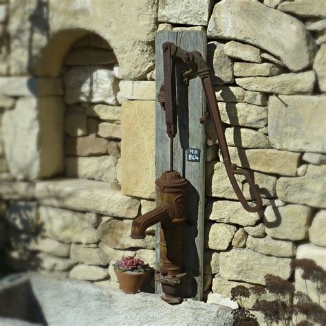 Une pompe manuelle pompe à eau avec bras en fonte ancienne marron