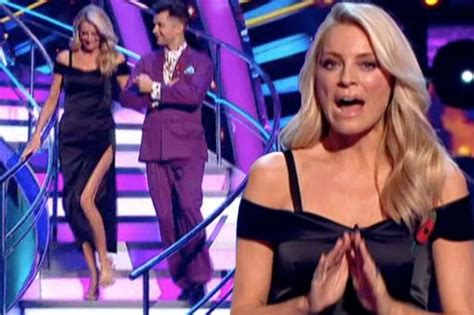Strictly Come Dancing Tess Daly Flashes Leg In Awful Thigh Split
