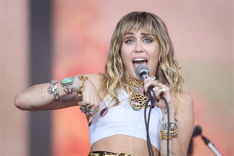 Miley Cyrus lüftet endlich das Geheimnis um jahrelange Fan Theorie zu