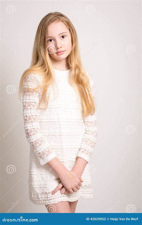 Adolescente Assez Jeune Dans La Robe Blanche Photo Stock Image Du