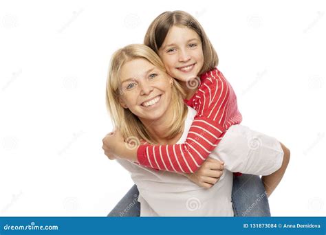 Mamá Con Su Hija Adolescente Que Abraza Y Que Ríe Foto De Archivo