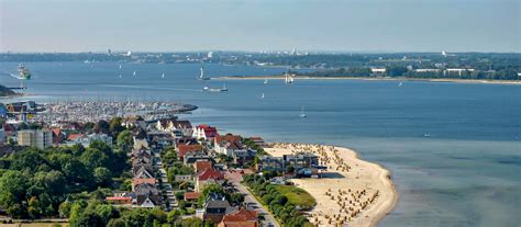 Die kieler förde (dänisch kiel fjord und kielerfjorden) ist eine rund 17 kilometer lange, schmale förde an der ostsee, die durch gletscherbewegungen in der letzten eiszeit entstanden ist. Kieler Förde Foto & Bild | deutschland, europe, schleswig ...
