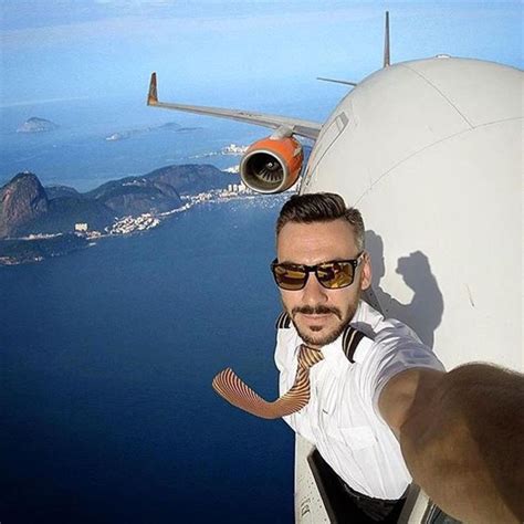 2 5 2017 Airplane Pilot Takes A Selfie In The Middle Of The Flight