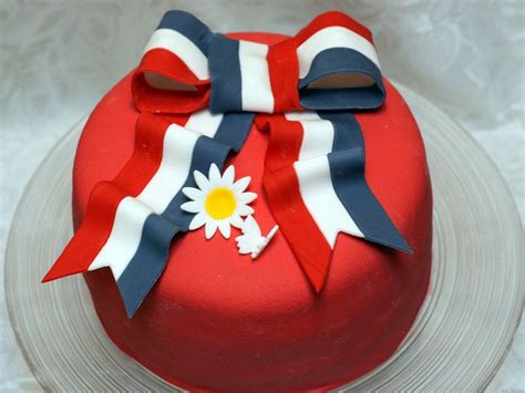 Verdens beste er en veldig folkekjær kake og mange liker den veldig tradisjonell. 17 mai kake | Cake decorating | Pinterest | Norwegian ...