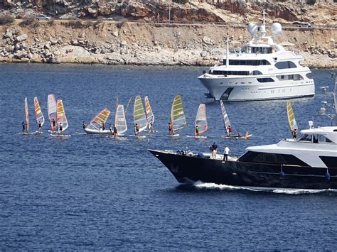 Την κυριακή της πεντηκοστής γιορτάζουμε την εμφάνιση του αγίου πνεύματος στους μαθητές του χριστού (με μορφή φωτιάς, σαν φλόγες πάνω στα κεφάλια τους)… η συγκεντρωση των αποστολων και η αποστολη του αγιου πνευματοσ. Αγίου Πνεύματος 2017: Πότε "πέφτει" και τι γιορτάζουμε