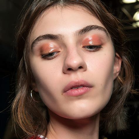 The Best Glossy Eyeshadows To Perfect This Sexy Slick Eye Makeup Trend