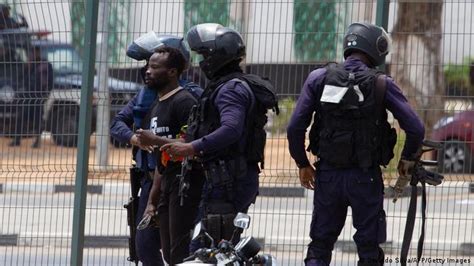 Em Luanda Polícia Nacional Trava Marcha De Activistas Que Exigem Justiça De Inocêncio De Matos