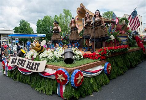 Photos Thousands Hit The Streets For The Portland Rose Festival Grand