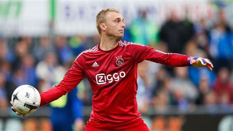 Player of valencia cf and the dutch national team. Ajax's Cillessen set to finalise Barcelona move - 'The ...