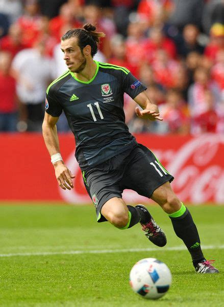Он играет на позиции правый вингер. Gareth Bale Photos Photos: England v Wales - Group B: UEFA ...