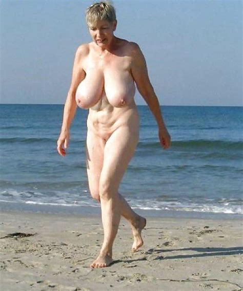 Les Gros Nibards D Une Vieille Peau Naturiste La Plage Photos Femmes Mures